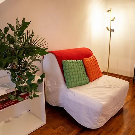 Guesthost - Byron In Historic Center Apartment *